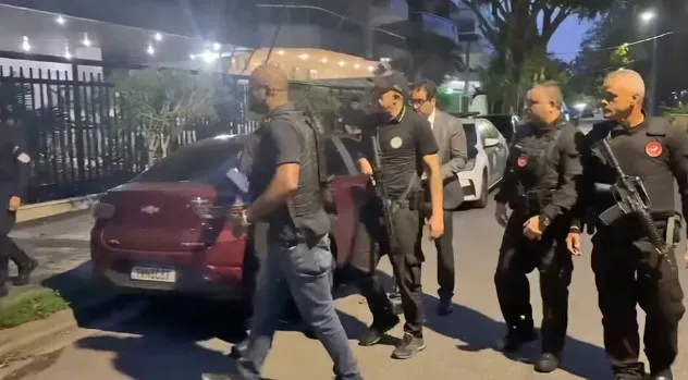Policiais civis cumprem mandado na Operação Icarus