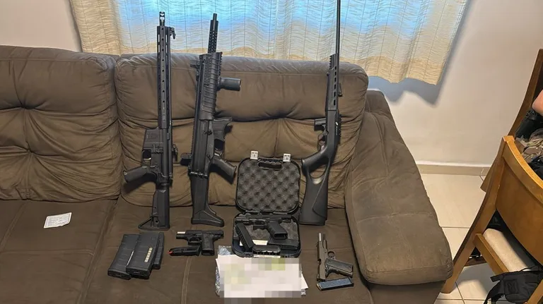 A PF já apreendeu diversas armas, entre fuzis e pistolas semiautomáticas