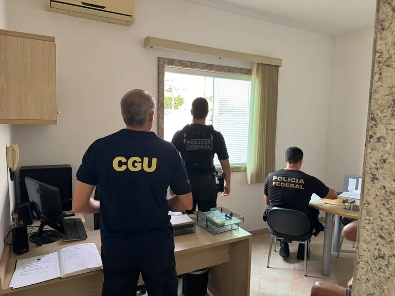 A ação cumpre nove mandados de busca e apreensão, nos municípios de São Fidélis/RJ e Campos dos Goytacazes/RJ