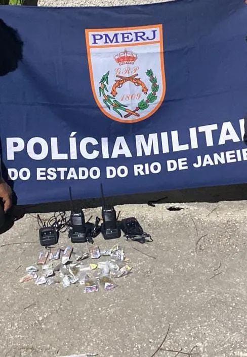 PM apreende 34 unidades de drogas durante patrulhamento em Maricá