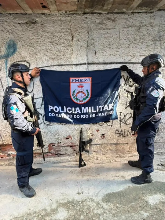 Policiais militares apreenderam um fuzil