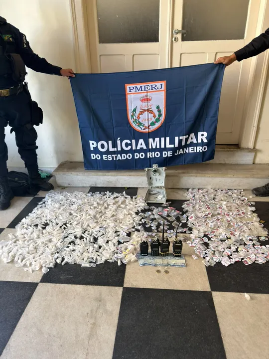 PM apreende drogas durante ação em comunidade de Niterói