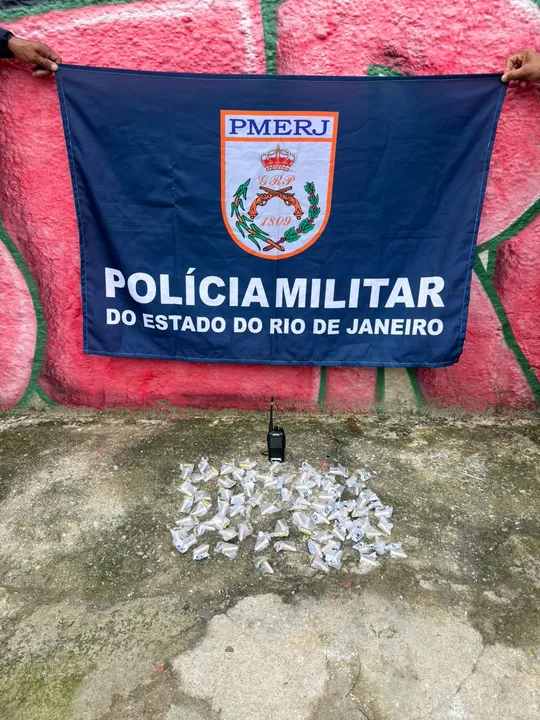 Rádio transmissor e material entorpecente apreendidos pela PM, durante ação