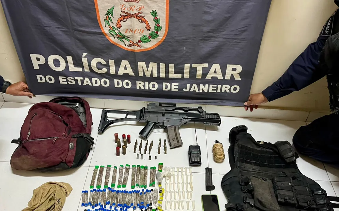 Os policiais chegaram ao local após receberem informações sobre homens que estariam intimidando moradores
