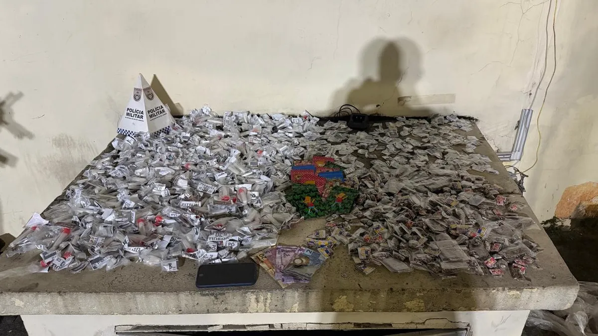 Policiais apreenderam grande quantidade de material entorpecente com os suspeitos