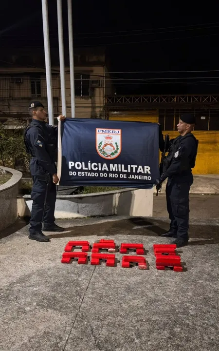 Dupla foi abordada por policiais da UPP na Avenida Pastor Martin Luther King Junior durante a madrugada