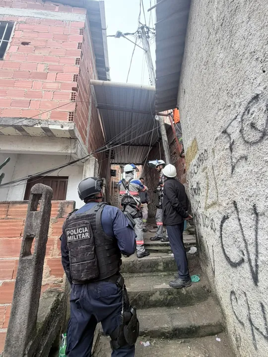 Durante a operação, dois telhados foram removidos