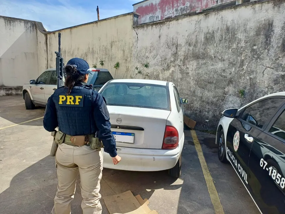 Imagem ilustrativa da imagem PRF apreende carro com sinais de adulteração em Nova Iguaçu