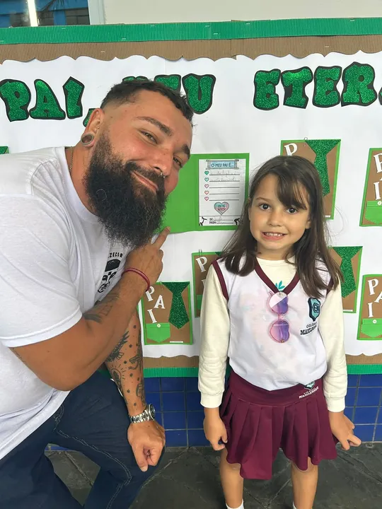 Heron Machado, servidor público de 35 anos, com sua filha Maitê