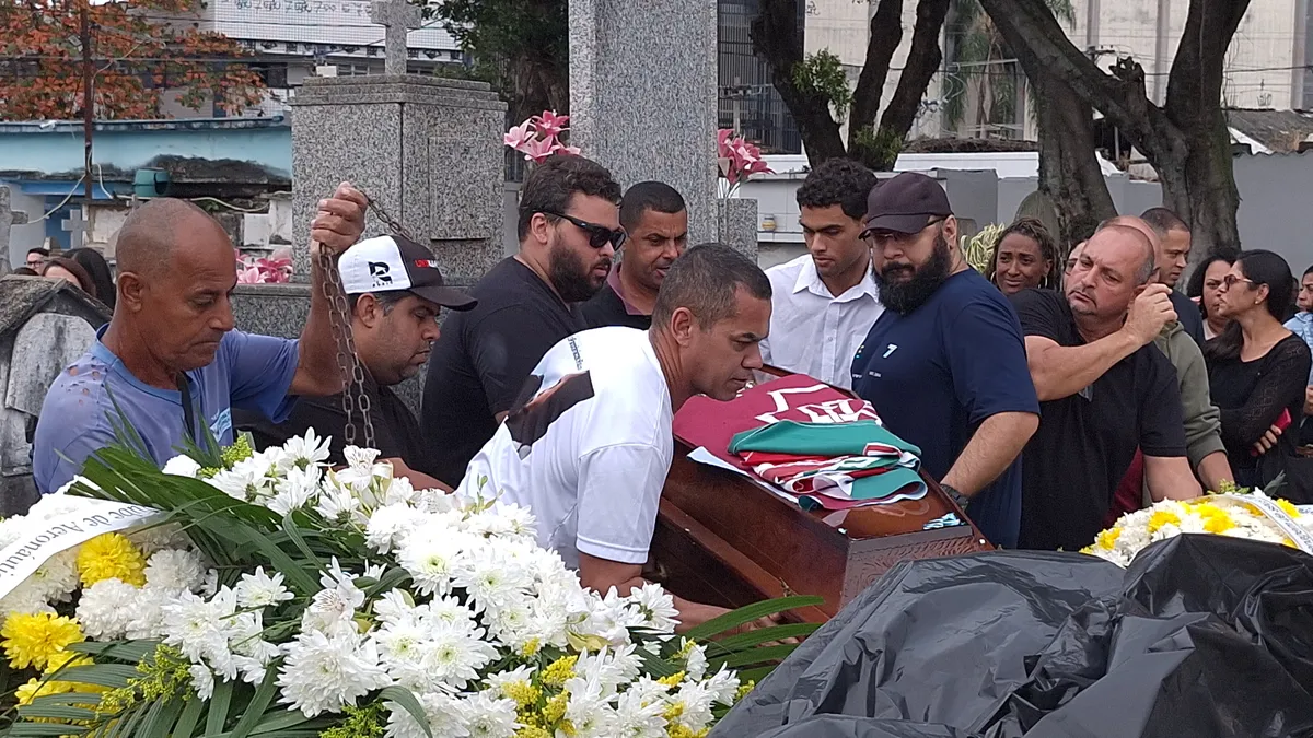 Piloto morto em queda de helicóptero é sepultado em São Gonçalo