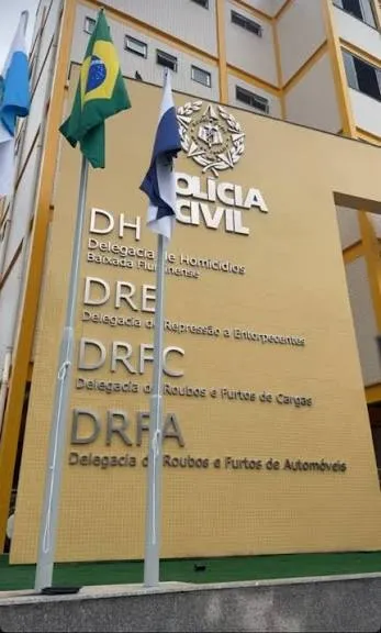 De acordo com as apurações da DRE-BF, os alvos mantêm envolvimento reiterado com o tráfico de entorpecentes e integram a estrutura responsável pela comercialização de drogas na região