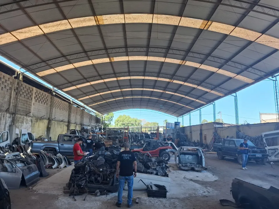 Polícia Civil interdita ferro-velho clandestino e prende proprietário em Itaboraí