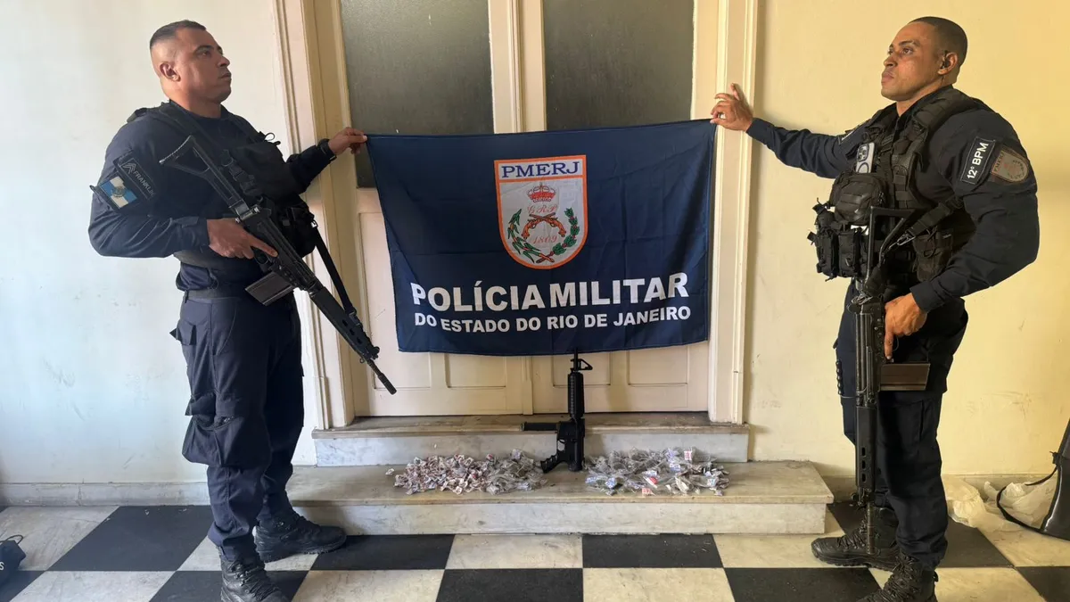 Carabina falsa foi apreendida pelos policiais