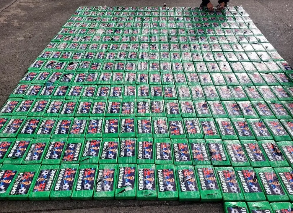 Os 370 tabletes traziam adesivos com a imagem e o nome do craque norueguês Erling Haaland