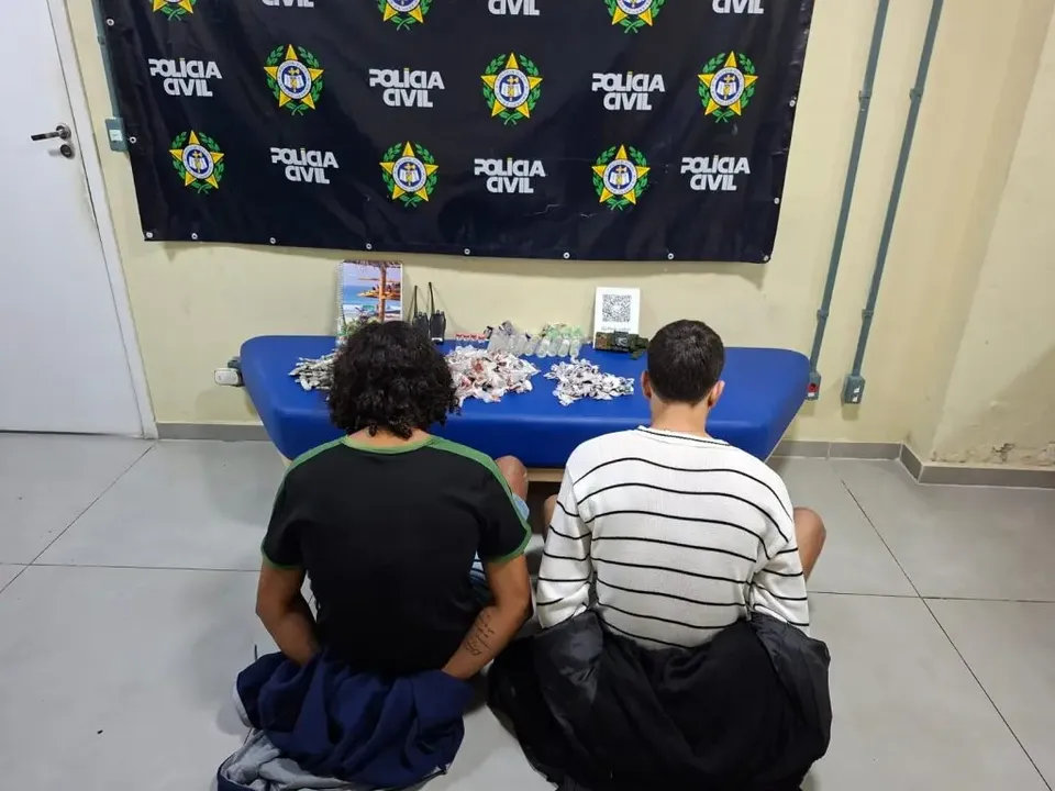Com a dupla, foram apreendidos drogas, dois rádios comunicadores e duas balanças de precisão