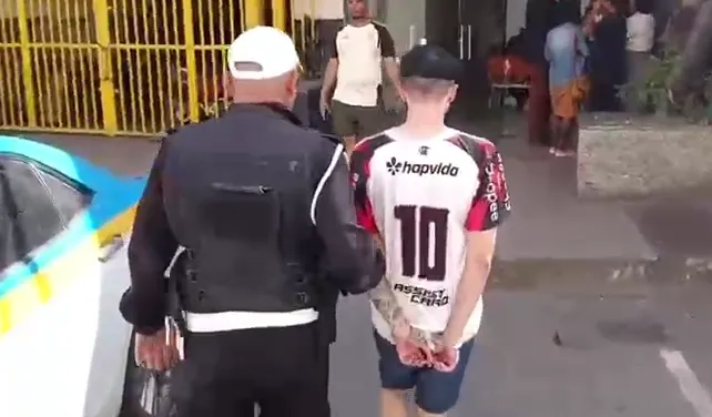 O homem foi encaminhado à 74ª DP (Alcântara), onde a ocorrência foi registrada