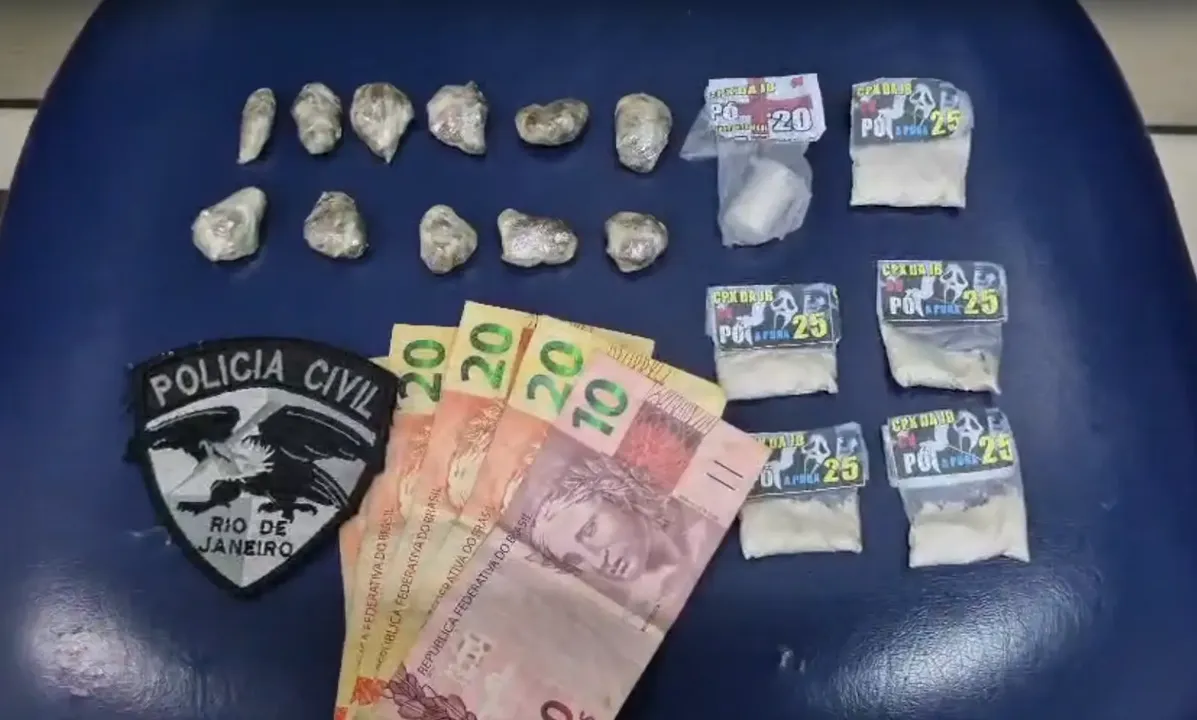 Com o suspeito, foram apreendidos seis invólucros de cocaína, 11 tabletes de maconha e R$ 90 em espécie