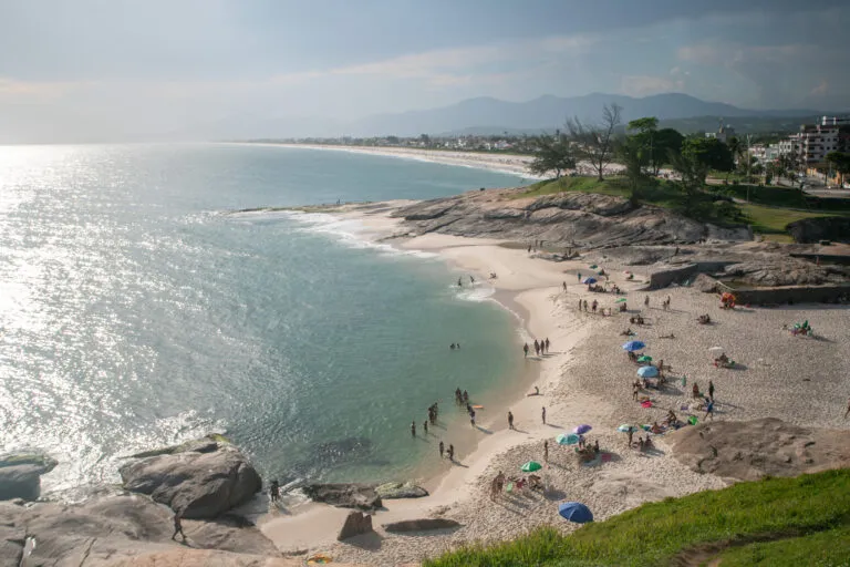 Para a obtenção do selo Bandeira Azul, uma praia é avaliada por um júri nacional e outro internacional