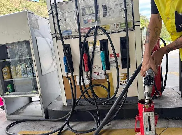 Durante a fiscalização, os agentes encontraram 18 litros de produtos impróprios