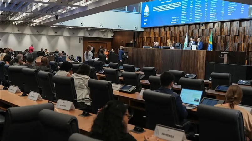 De acordo com a proposta, caberá ao enfermeiro realizar, no atendimento inicial aos casos suspeitos de dengue