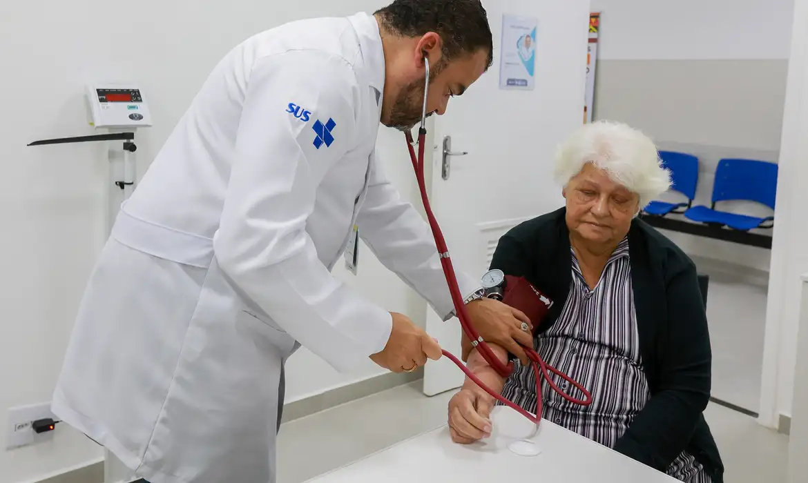 O Enamed será aplicado obrigatoriamente a cada seis meses a partir de 2027 a todos os estudantes concluintes de cursos de medicina no Brasil