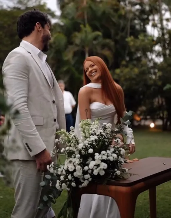 O casal se casou no civil na sexta-feira (14) e a cerimônia no religioso será neste sábado (15)