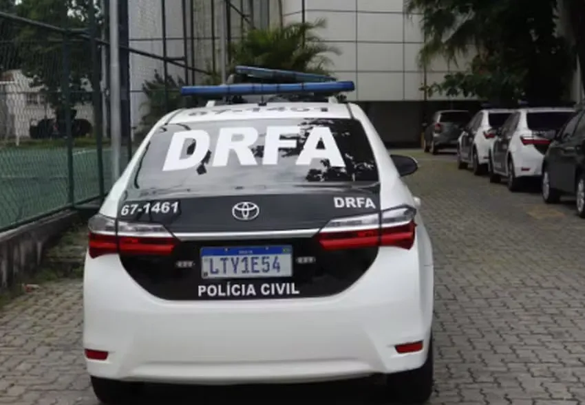 Viatura da Delegacia de Roubos e Furtos de Automóveis