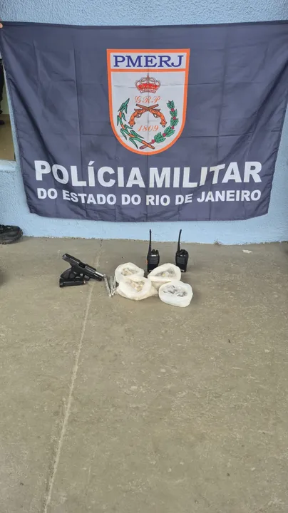 Durante a abordagem, os policiais apreenderam dois rádios transmissores, pistola e material entorpecente