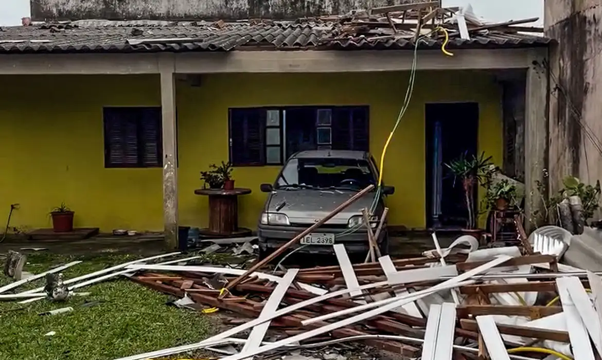 Os quatro desaparecidos são da cidade de Caxias do Sul, na Serra gaúcha. Três dessas pessoas, informou a Defesa Civil, estavam em um veículo que foi arrastado pela enxurrada