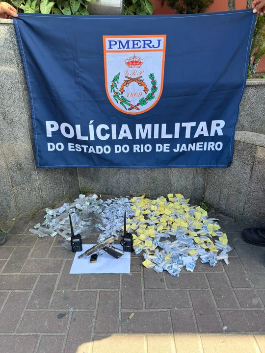Material apreendido e os presos foram para delegacia de Maricá