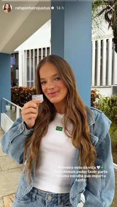 Rafaella Justus compartilha foto com comprovante de votação e é alvo de ataques