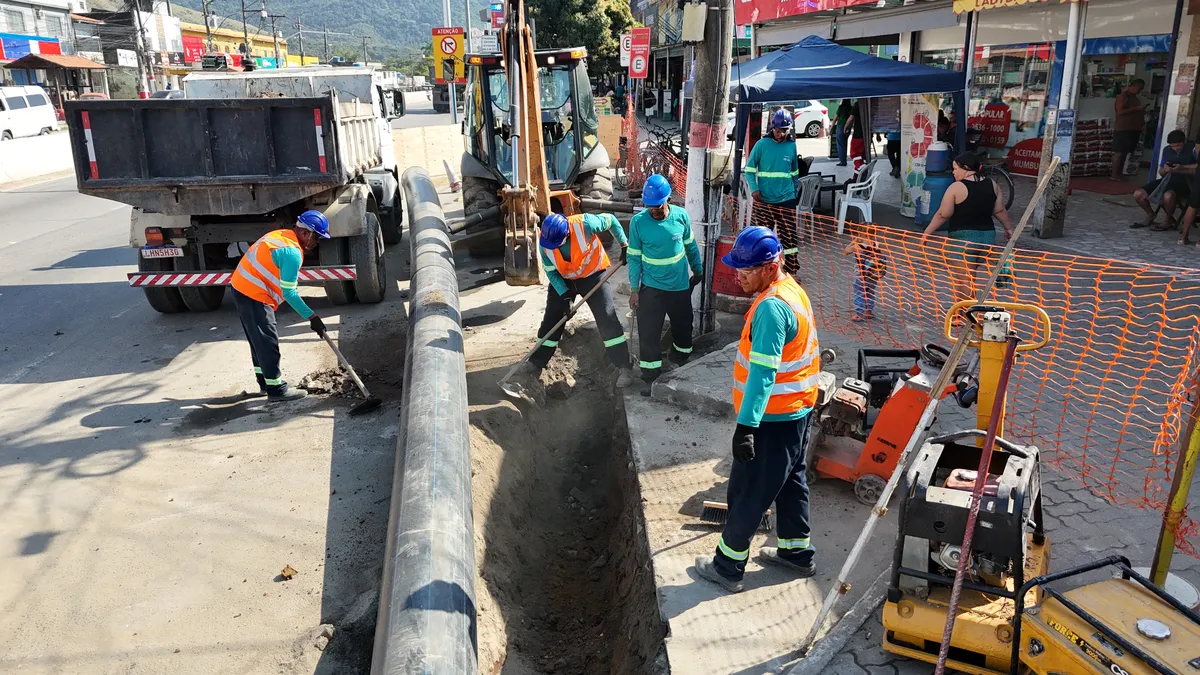 Atualmente, as equipes trabalham no assentamento de tubos no Centro de Inoã e na travessia sobre o curso d’água local