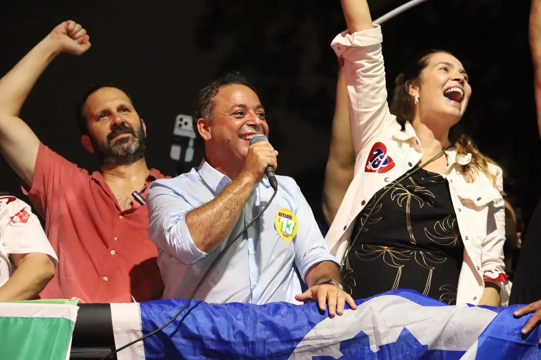 “Foi a vitória da democracia, da soberania e do povo brasileiro!", discursou Rodrigo Neves