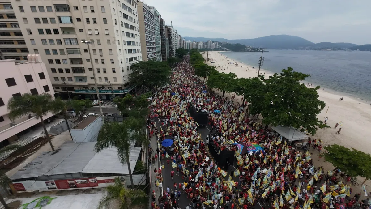 Realizada sob o lema “Niterói é Lula Presidente”, a manifestação mobilizou milhares de pessoas ao longo da orla de Icaraí