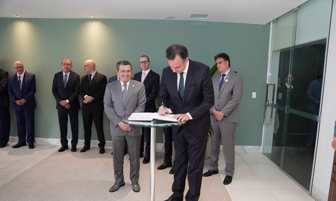 O ex-senador ocupa a vaga aberta com a saída de Bruno Dantas, que deixou a corte de Contas para atuar na iniciativa privada