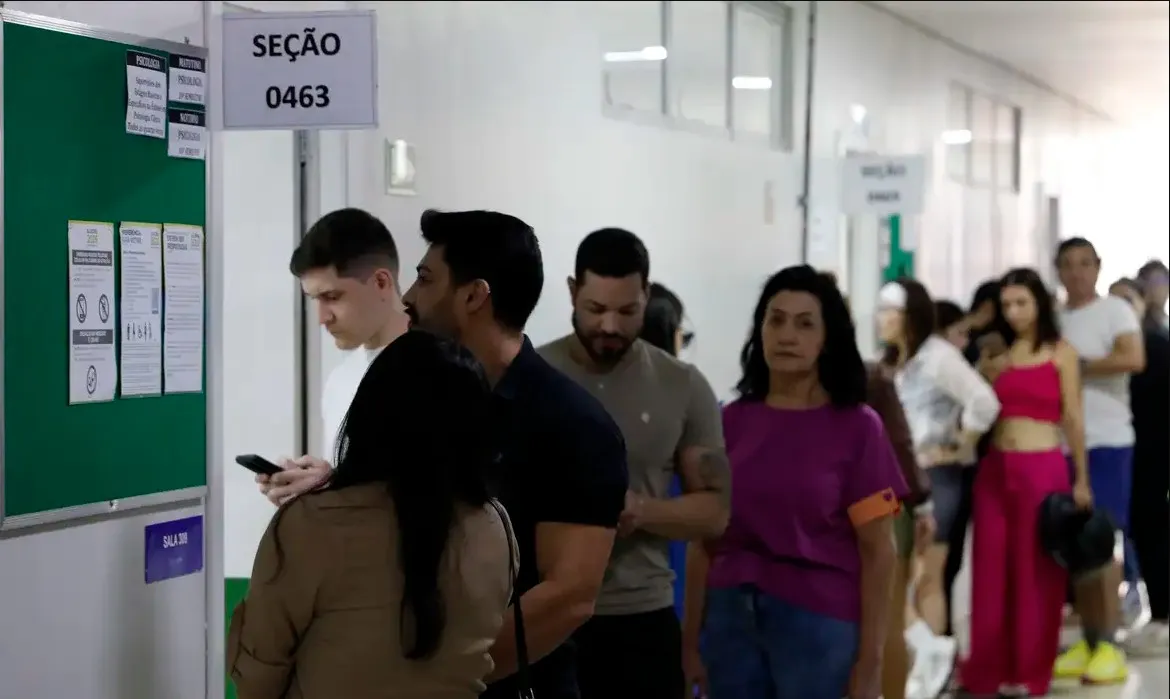 Segundo dados do Tribunal Superior Eleitoral (TSE), 444 seções tiveram os endereços alterados, afetando 130 mil eleitores