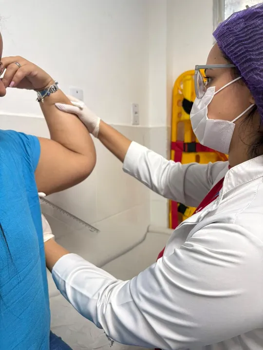 Sem muitas restrições, o implante é colocado sob a pele no braço e libera o hormônio etonogestrel, prevenindo a gravidez por até três anos