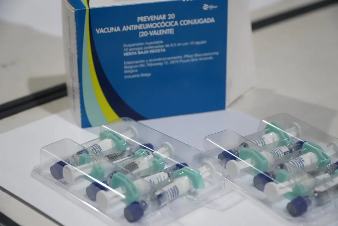 A Pneumo-20 protege contra 20 sorotipos da bactéria pneumococo – causadora de doenças como pneumonia, meningite, infecção generalizada, infecção da corrente sanguínea, sinusite e otite média aguda