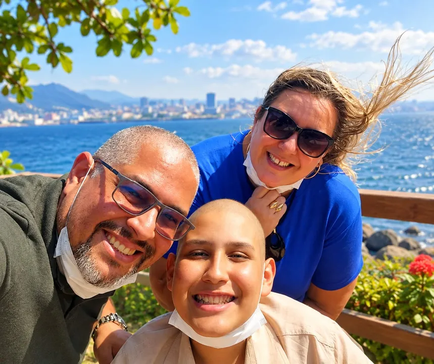 Lucas e seus pais, Karinna e Leandro. Segundo a família, jovem precisa de um transplante para evitar que a doença retorne