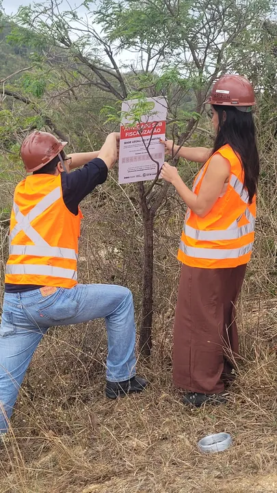 Durante a vistoria, os agentes confirmaram a supressão de vegetação em uma área de relevo no entorno da Estação de Tratamento de Chorume