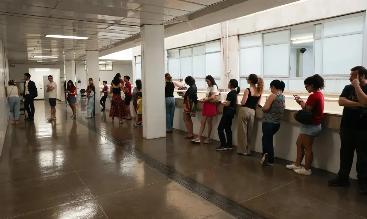 A orientação do Tribunal Superior Eleitoral é que os eleitores confiram, com antecedência, os locais de votação nos canais oficiais