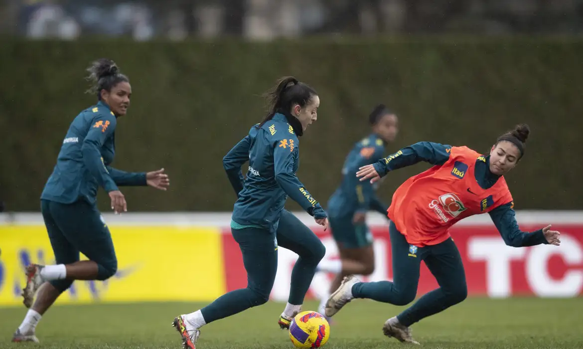 A seleção feminina de futebol vai a campo neste sábado (10), a partir de 16h30