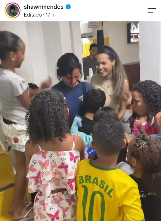 Nas fotos, o casal surgiu cercado de crianças na Casa Amarela Providência