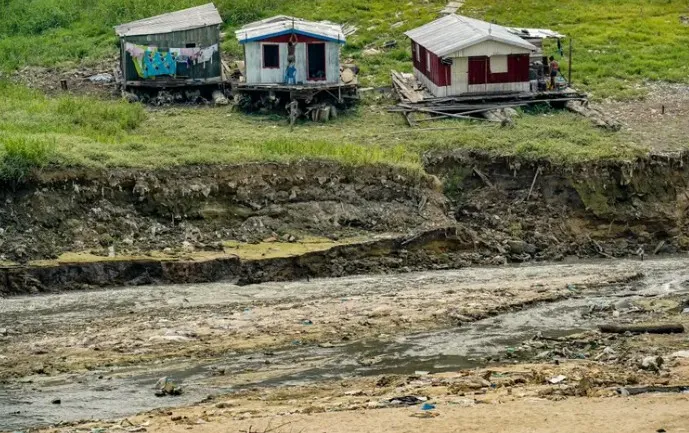 Rio Negro, no bairro São Raimundo, em Manaus, durante maior seca em 121 anos, em 2023. Foto: Rafa Neddermeyer/Agência Brasil