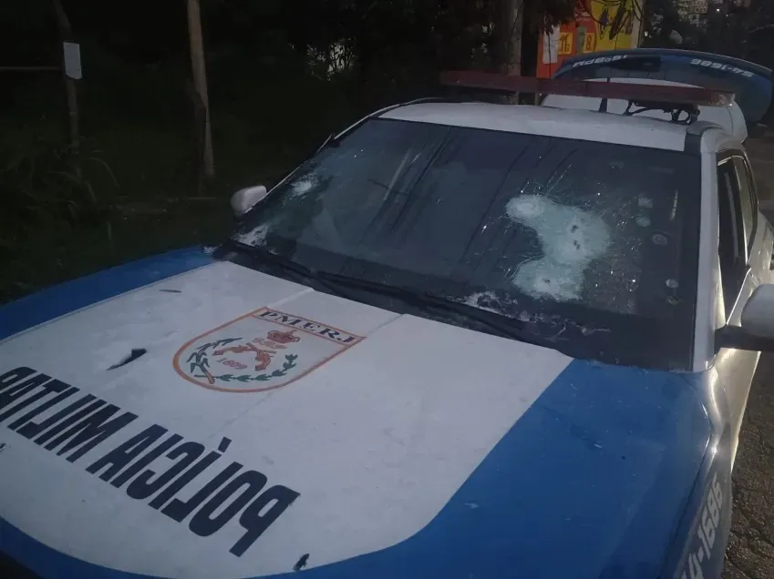 Viatura da Polícia Militar atingida por disparos