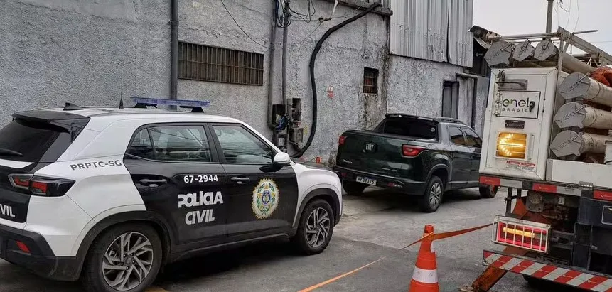 No supermercado, os técnicos da concessionária removeram uma ligação direta trifásica instalada na rede de baixa tensão