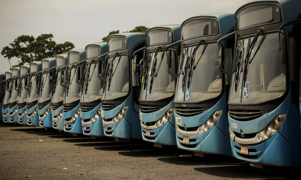 Passageiros relataram esperas superiores a uma hora e ônibus que passaram sem parar para permitir o embarque