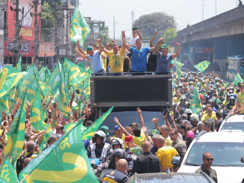 Douglas Ruas participou de carreata em São Gonçalo junto com Flávio Bolsonaro, candidato do PL