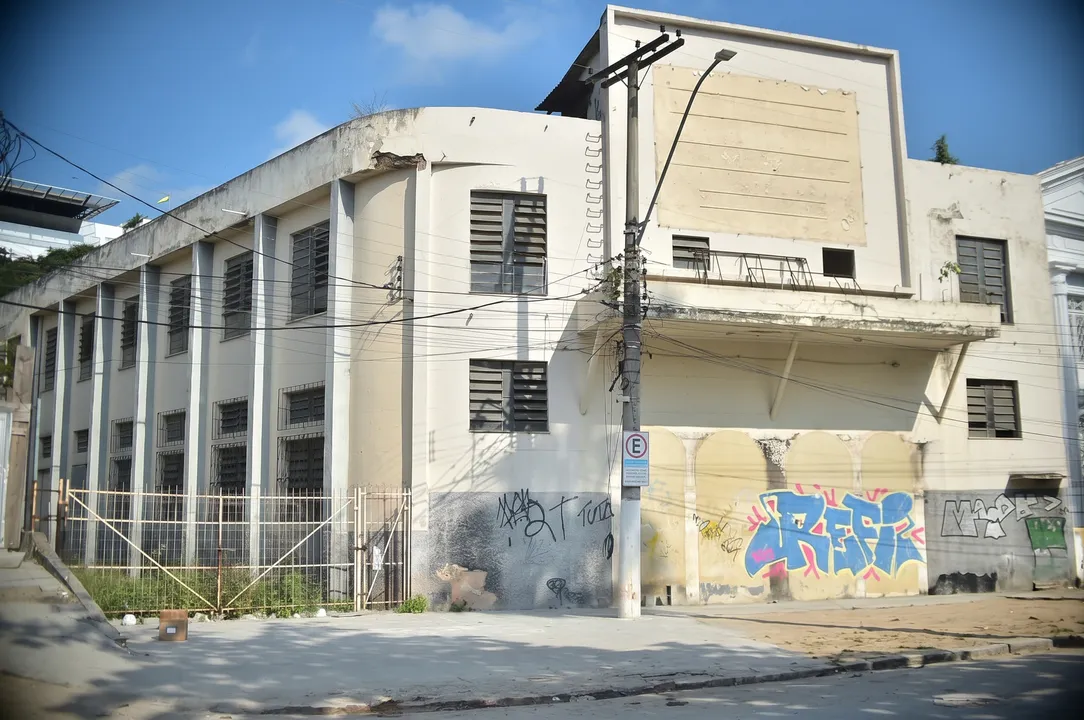 Aberto em 1973, o Teatro Leopoldo Fróes foi um famoso laboratório cultural que borbulhava com as experimentações artísticas de Niterói