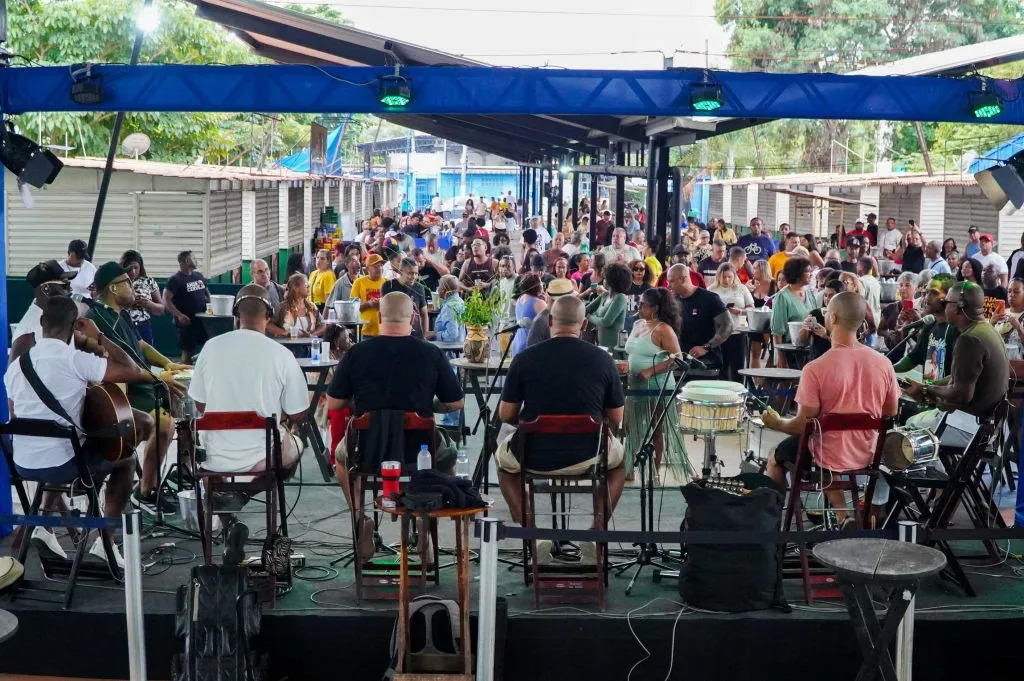 Todos os domingos do mês de setembro, o Centro de Tradições Nordestinas recebe o Samba da Feira de Neves, com entrada gratuita